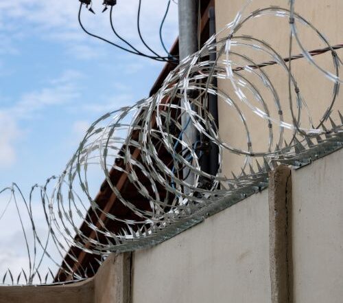 Instalação de Concertina em Contagem: Proteção Máxima para Muros e Residências