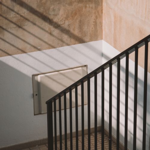 Vamos falar a verdade: a gente só percebe a falta de um bom corrimão quando…